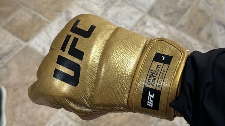 Махачев показал, как выглядят новые золотые перчатки для титульных боев в UFC