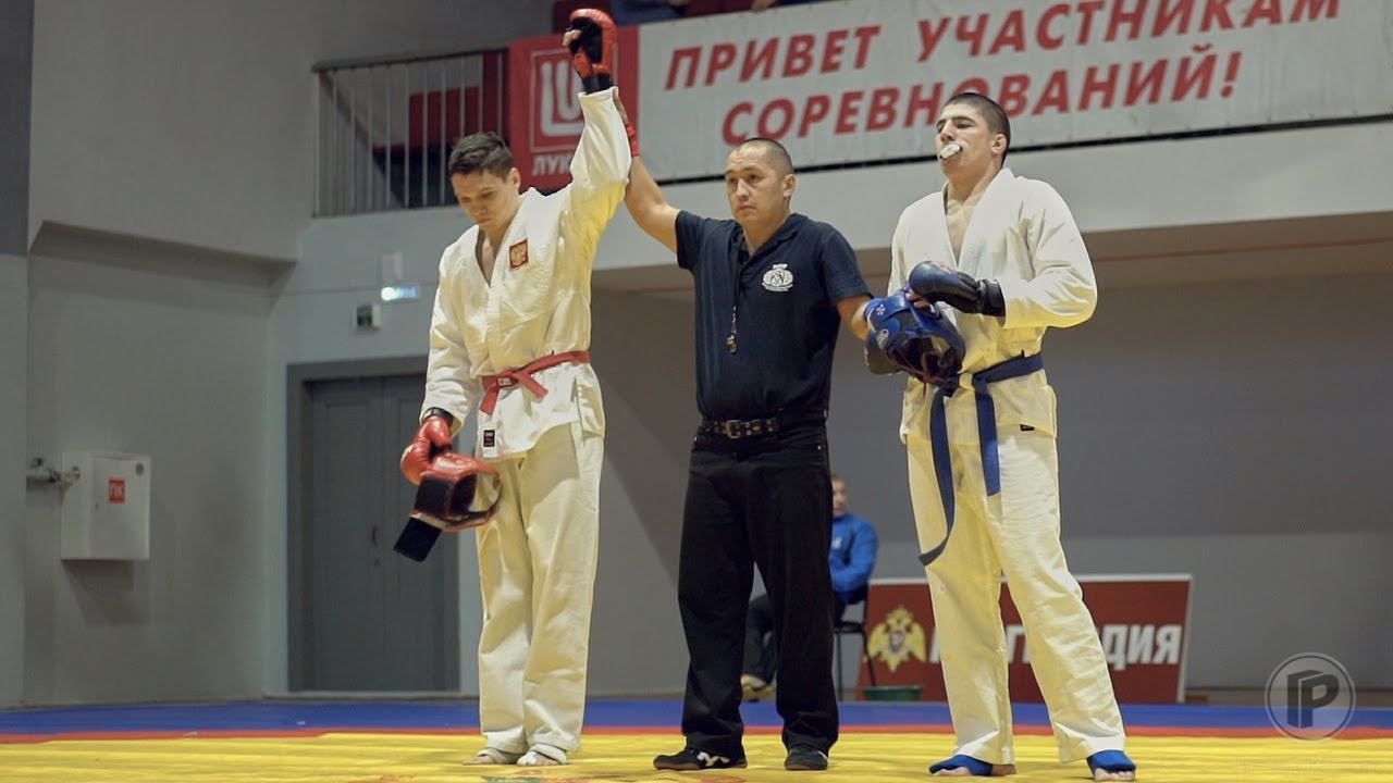 Роман Копылов (слева). Раньше бился в рукопашке, сейчас дерется в октагоне UFC